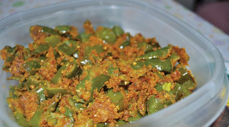 લોટવાળાં  ભરેલાં શિમલા મરચાં