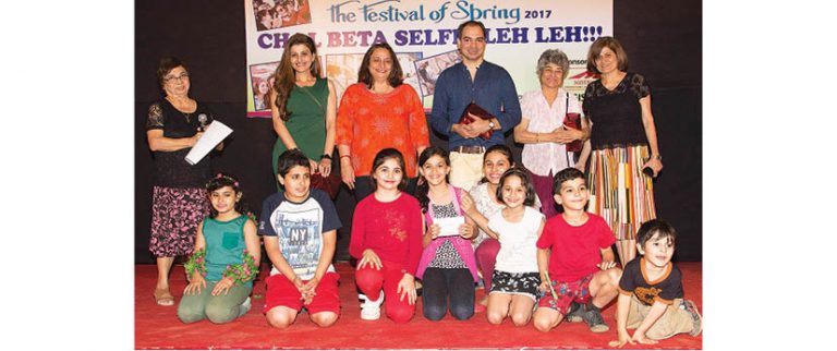 ‘Chal Beta Selfie Leh Leh’