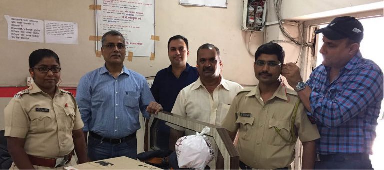 Three ‘Ear-Plug Samaritans’ Provide Relief To Mumbai Police