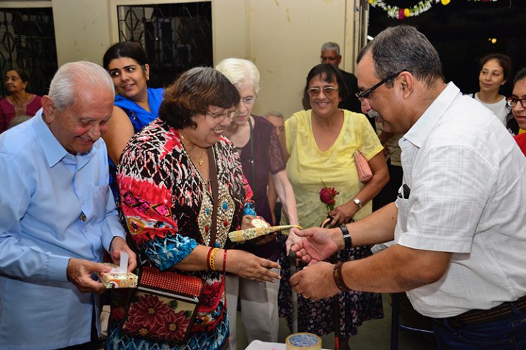 એકસવાયઝીના રૂસ્તમ’સ રોકસ્ટારે બાન્દરામાં સિનિયર સિટીઝનો માટે સાંજની કરેલી ગોઠવણી