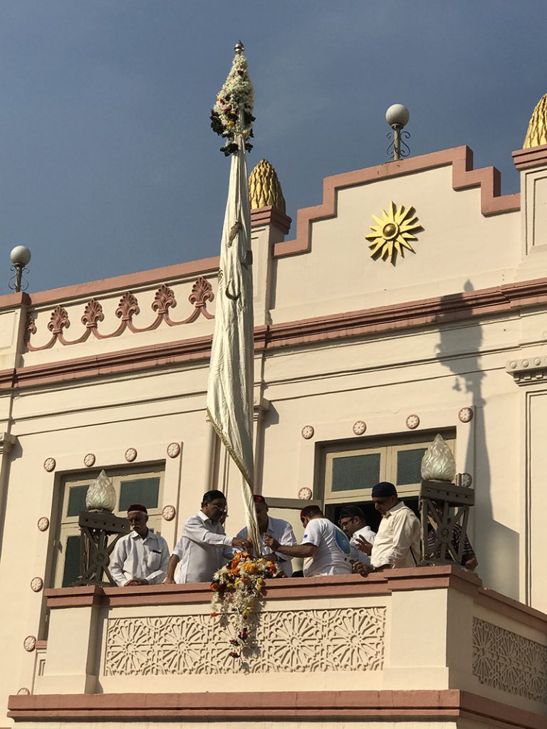 સુરત આતશ બહેરામે સાલગ્રેહની ઉજવણી કાવ્યાની ઝંડો લહેરાવી કરી