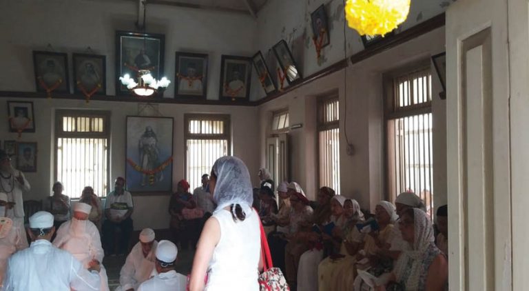 Davier Agiary Holds Gambhar