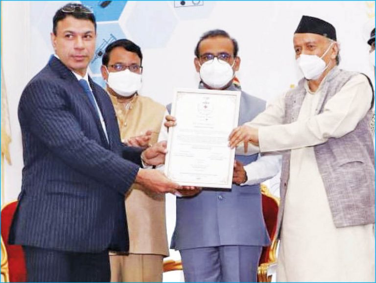 Dr. Cyres Mehta Honoured With ‘LEADING EYE SURGEON OF INDIA’ Award By M’tra’s Hon. Health Minister And Governor