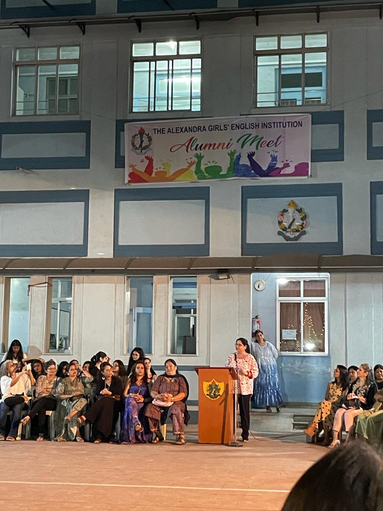 Alexandra School Holds Fun Alumni Dinner